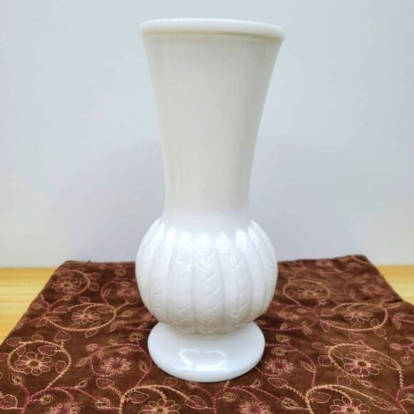 Vintage White Milk Glass Feather Wheat Design Vase - Picture 1 of 8